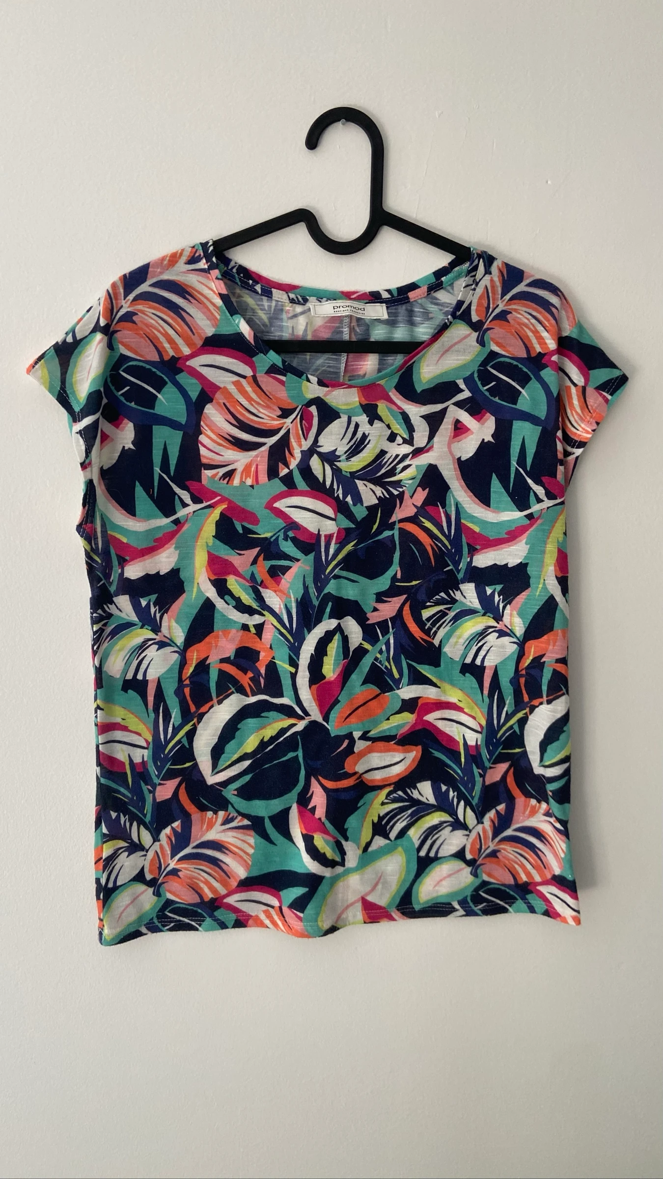 Haut couleur vive et fleurie Taille 40